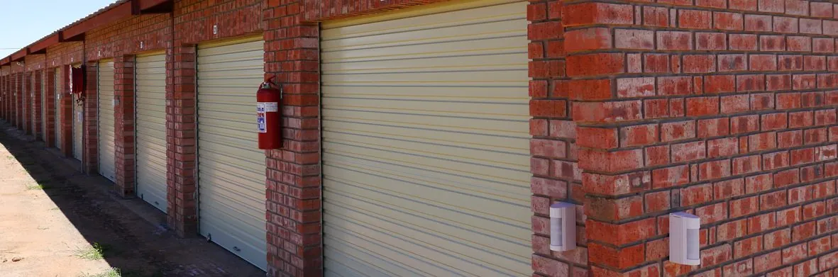 The entrance and security fence at Handi Store, Bainsvlei